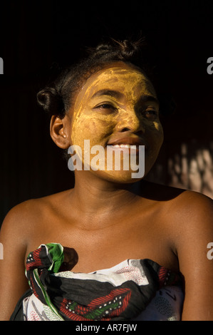 Ragazza con tradizionalmente faccia dipinta dalla tribù Sakalava, Nosy Be, Madagascar Foto Stock