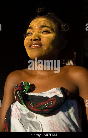 Ragazza con tradizionalmente faccia dipinta dalla tribù Sakalava, Nosy Be, Madagascar Foto Stock