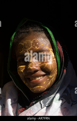 Ragazza con tradizionalmente faccia dipinta dalla tribù Sakalava, Nosy Be, Madagascar Foto Stock