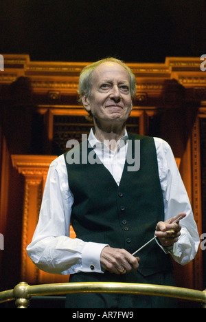 Il compositore britannico John Barry (3 novembre 1933-30 gennaio 2011) vincitore dell'Oscar in concerto, Royal Albert Hall, Londra, Regno Unito, 28 settembre 2006. Foto Stock