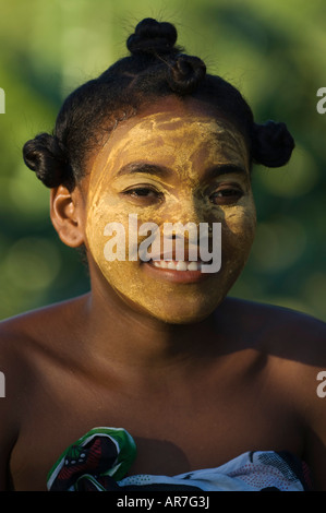 Ragazza con tradizionalmente faccia dipinta dalla tribù Sakalava, Nosy Be, Madagascar Foto Stock