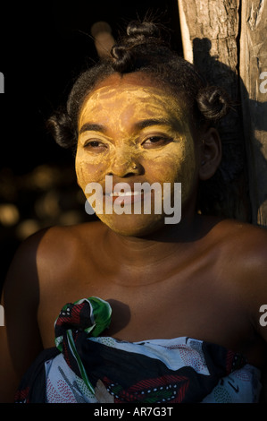 Ragazza con tradizionalmente faccia dipinta dalla tribù Sakalava, Nosy Be, Madagascar Foto Stock