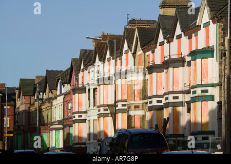 Imbarcati su una casa su Edge Lane Liverpool utilizzando artwork per renderlo migliore per la città di 2008 anno della cultura Foto Stock