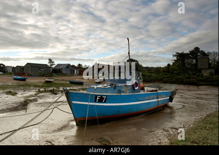 Vecchia barca a Brancaster, vicino a Burnham Overy Staithe in North Norfolk, Regno Unito Foto Stock