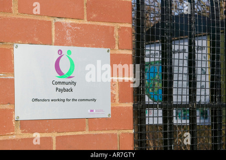 Una lapide segna il lavoro svolto dai responsabili di reato in Liverpool per aiutare a costruire l'Everton natura Garden Liverpool England Foto Stock