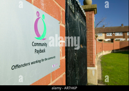 Una lapide segna il lavoro svolto dai responsabili di reato in Liverpool per aiutare a costruire l'Everton natura Garden Liverpool England Foto Stock