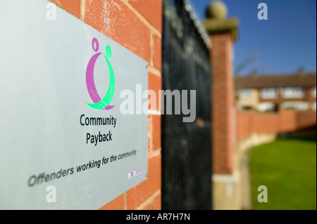 Una lapide segna il lavoro svolto dai responsabili di reato in Liverpool per aiutare a costruire l'Everton natura Garden Liverpool England Foto Stock