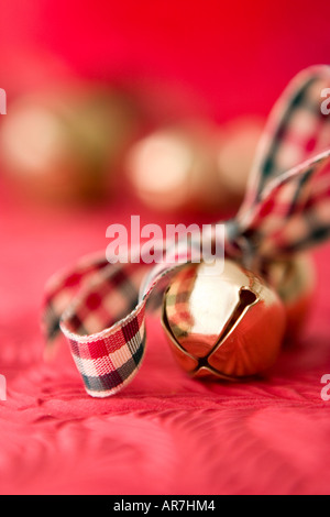 Due campanelli d'oro con nastro di prua Foto Stock