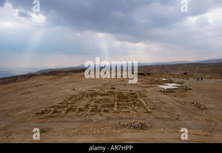 Altopiano di Masada - Vista del palazzo occidentale. I raggi del sole che filtra attraverso le nubi su un insolitamente giorno nuvoloso Foto Stock