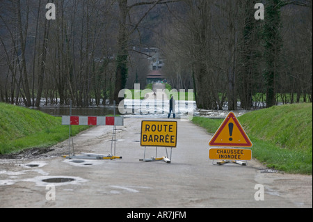Fiume Dordogne trabocca le sue banche dopo forti piogge e riprende un nuovo corso, bloccando una strada nel processo. Foto Stock