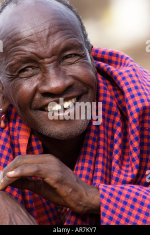 Ritratto di uomo Masai indossando trraditional mantello e decorazioni Foto Stock