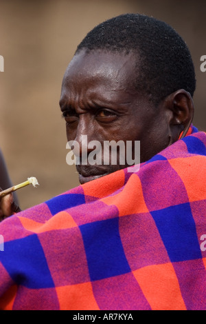 Ritratto di uomo Masai indossando trraditional mantello e decorazioni Foto Stock