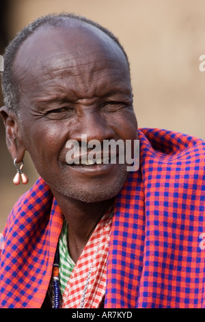 Ritratto di uomo Masai indossando trraditional mantello e decorazioni Foto Stock