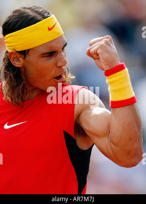 Della Spagna per il giocatore di tennis Rafael Nadal festeggia un punto durante la Coppa Davis play off accanto all Italia a Santander Foto Stock