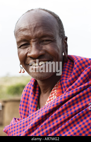 Ritratto di uomo Masai indossando trraditional mantello e decorazioni Foto Stock