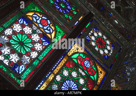 Le finestre di vetro macchiate di Narenjistan-e qavam o Qavam Aranciera, Shiraz Iran. Foto Stock