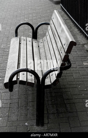 Legno e metallo panca su Northcote Road a Clapham Battersea Londra sud al di fuori di una chiesa Foto Stock