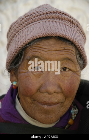 Ritratto verticale di una vecchia donna tibetano a piedi la kora in Shigatse Repubblica Popolare di Cina Foto Stock