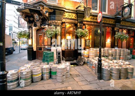 Barili di birra che viene sostituito al di fuori del Salisbury pub di Londra. Foto Stock