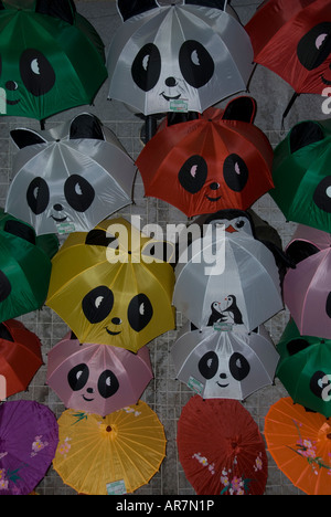 Ombrelloni colorati in vendita in la panda house presso allo zoo di Pechino Repubblica Popolare di Cina Foto Stock