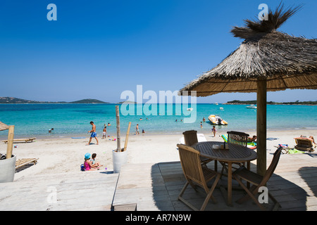 Spiaggia e terrazza di un ristorante sulla spiaggia a San Ciprianu beach, vicino a Porto Vecchio, in Corsica, Francia Foto Stock