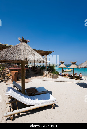 La spiaggia e il bar sulla spiaggia a San Ciprianu, vicino a Porto Vecchio, in Corsica, Francia Foto Stock