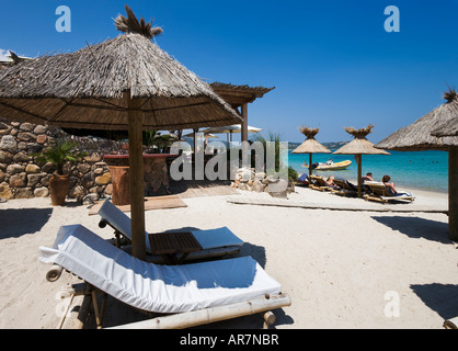 La spiaggia e il bar sulla spiaggia a San Ciprianu, vicino a Porto Vecchio, in Corsica, Francia Foto Stock