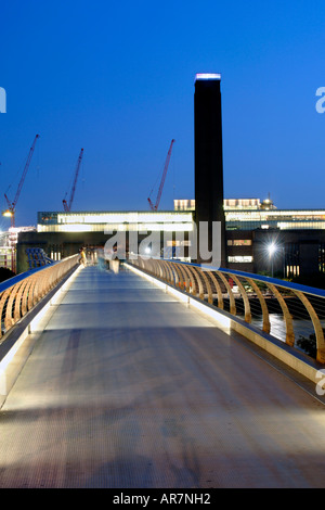 Il Millennium Bridge e la Tate Modern Art Gallery di Londra al tramonto. Una lunga esposizione ha offuscato il passaggio di pedoni. Foto Stock