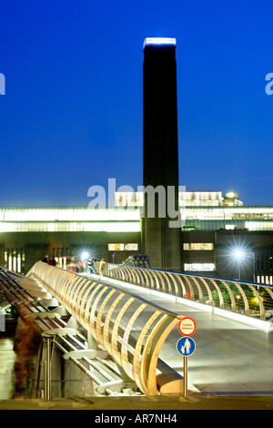 Il Millennium Bridge e la Tate Modern Art Gallery di Londra al tramonto. Foto Stock