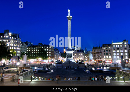 Trafalgar Square e Nelson della colonna a Londra al tramonto. Foto Stock