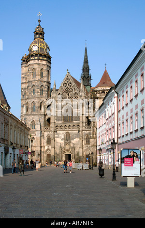 Chiesa e piccola strada nella storica città di Kosice in Slovacchia orientale. Foto Stock