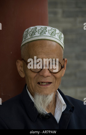 Uomo musulmano presso la Grande Moschea di Xian, Repubblica Popolare di Cina Foto Stock