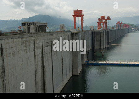 Yangtze Diga delle Tre Gole progetto posteriore vista lago, Yichang, provincia di Hubei, Repubblica Popolare di Cina Foto Stock