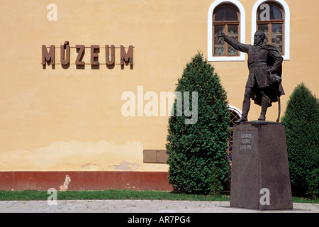 Statua di Kossuth Lajos un famoso ungherese, combattente per la libertà al di fuori di un museo in Roznava in Slovacchia orientale Foto Stock
