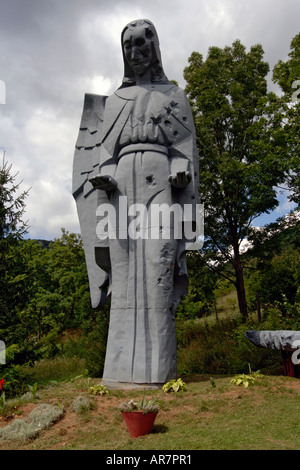 Statua gigante utilizzato nel filmato oltre le linee nemiche e poi a sinistra dietro da i realizzatori del film nei pressi di Kosice in Slovacchia occidentale. Foto Stock