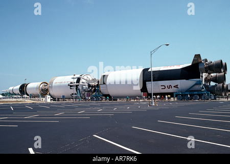 Una scala piena modello di Apollo Saturn V moon rocket in mostra presso il Kennedy Space Center in Florida. Foto Stock