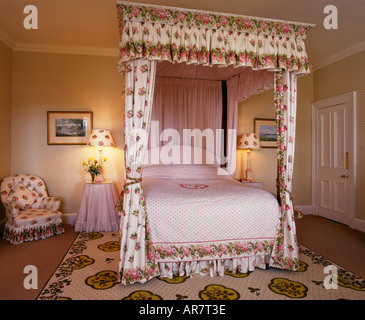 Interno della scarpata camera da letto con il suo letto a baldacchino a Amhuinnsuidhe Castle Foto Stock