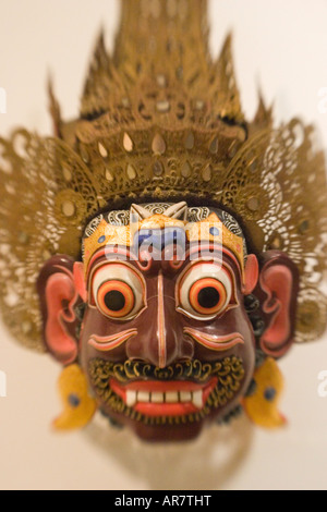 Un colorato tradizionale maschera di legno da Bali, Indonesia. Foto Stock