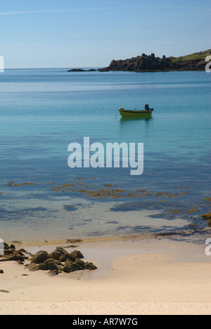 In gommone ormeggiato Gugh island e St Agnes nelle isole Scilly England Regno Unito Foto Stock