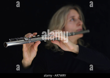 Lettore di flauto in uno sfondo nero Foto Stock