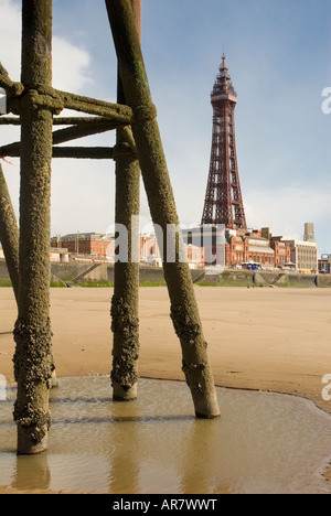 La Blackpool Tower con molo nord struttura in primo piano Foto Stock