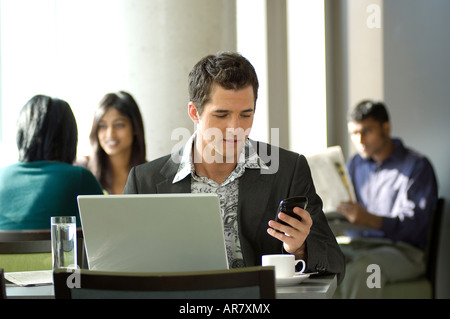 Giovane imprenditore urbano di utilizzo di PDA in cafe. Foto Stock