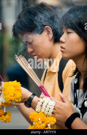 Devoti al Santuario di Erawan Bangkok in Thailandia un santuario Brahman tenuto in grande considerazione dal popolo Thai Foto Stock