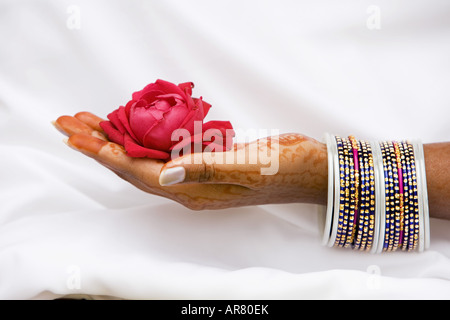 Ragazza indiana con henné mani red rose Foto Stock