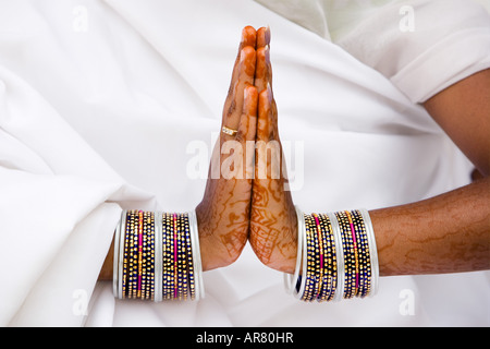 Ragazza indiana henné mani di preghiera Foto Stock