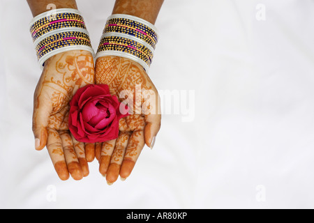 Ragazza indiana con henné mani red rose Foto Stock