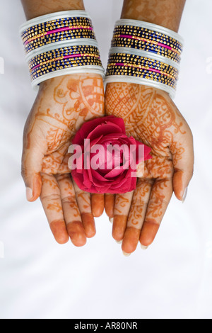 Ragazza indiana con henné mani red rose Foto Stock