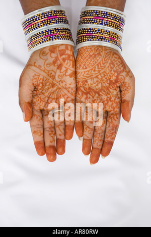 Ragazza indiana con henné mani Foto Stock