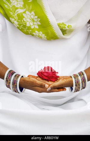 Ragazza indiana con henné mani red rose Foto Stock