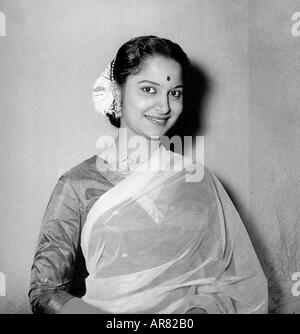 Waheeda Rehman attrice e ballerino indiano filmstar India Bollywood Stars in Saree sorridendo fiori in piedi in capelli bindi puntino fronte Foto Stock
